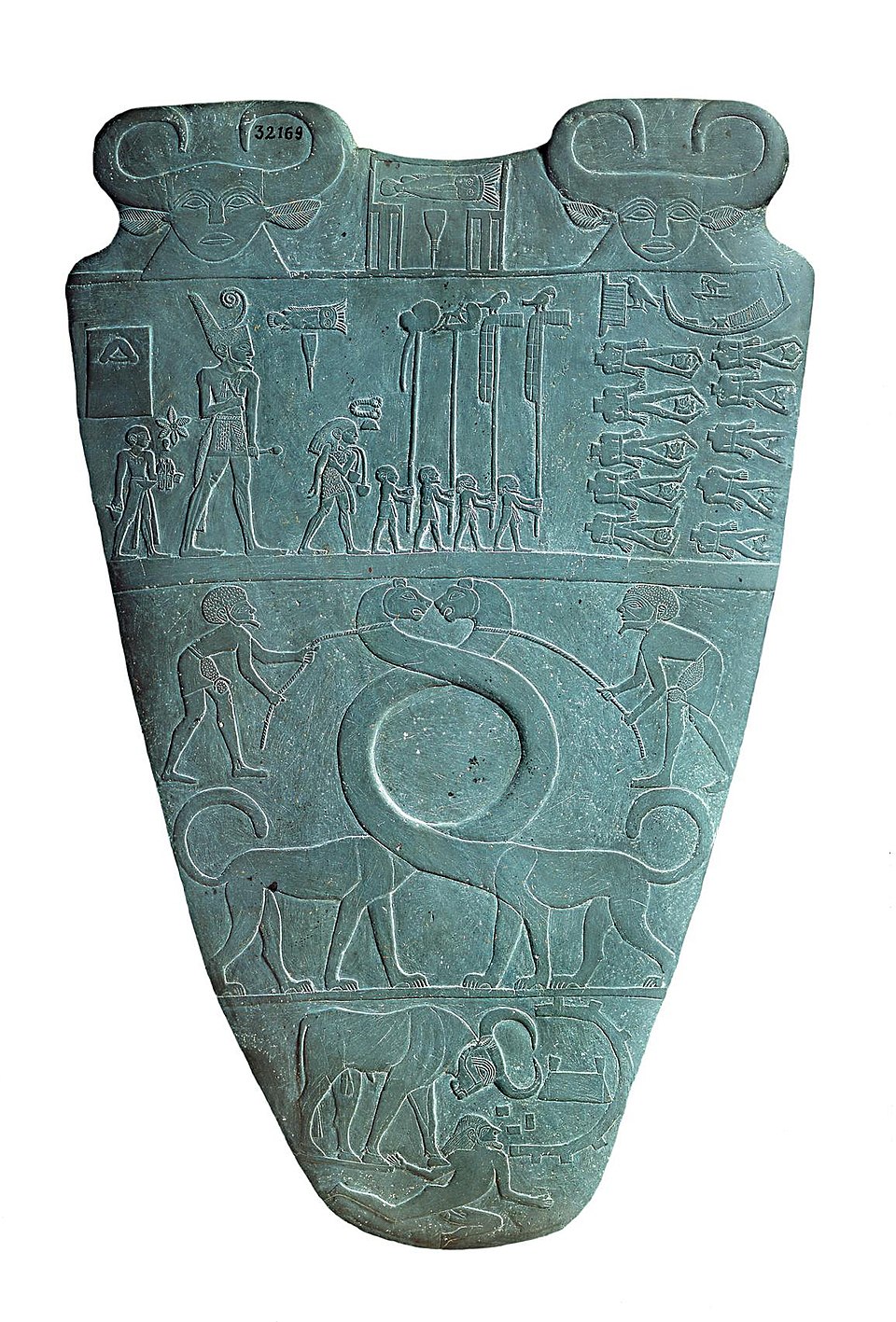 The Narmer Palette showing intertwined serpopards, c. 3100 BCE