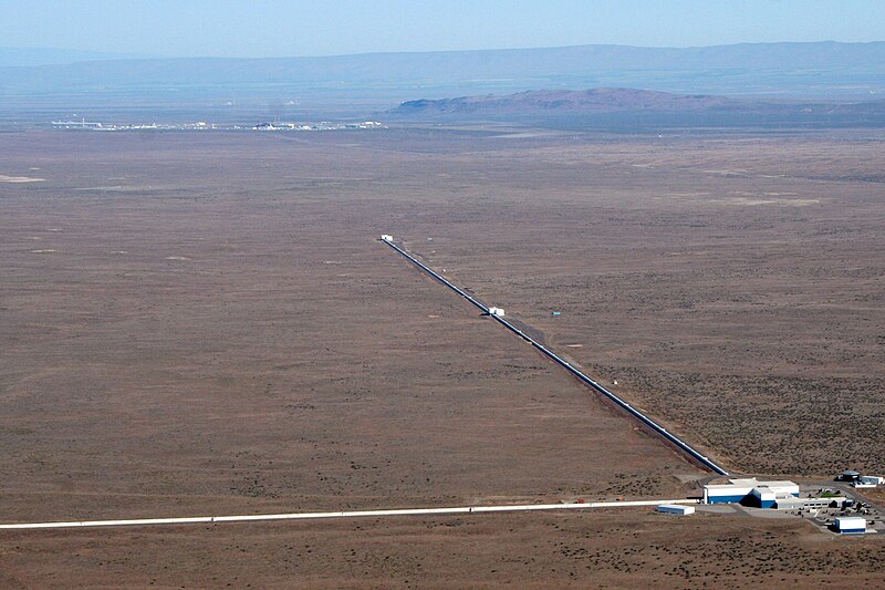 Aerial photograph of the LIGO Hanford Observatory showing the two 4-kilometer interferometer arms