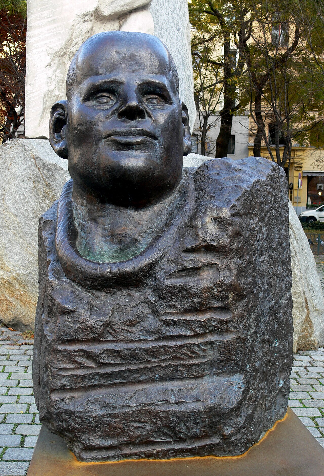 Alfred  Hrdlicka: Portrait  Bonhoeffer, 1977, 118x46x62 cm, Bronze nach Marmor, 1978, Gießerei Zöttl, Wien (Wien, Albertinaplatz)